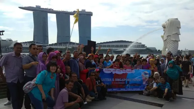 Sukses Jadi Pengusaha, Pria Ini Ajak Guru SD-SMAnya ke Malaysia