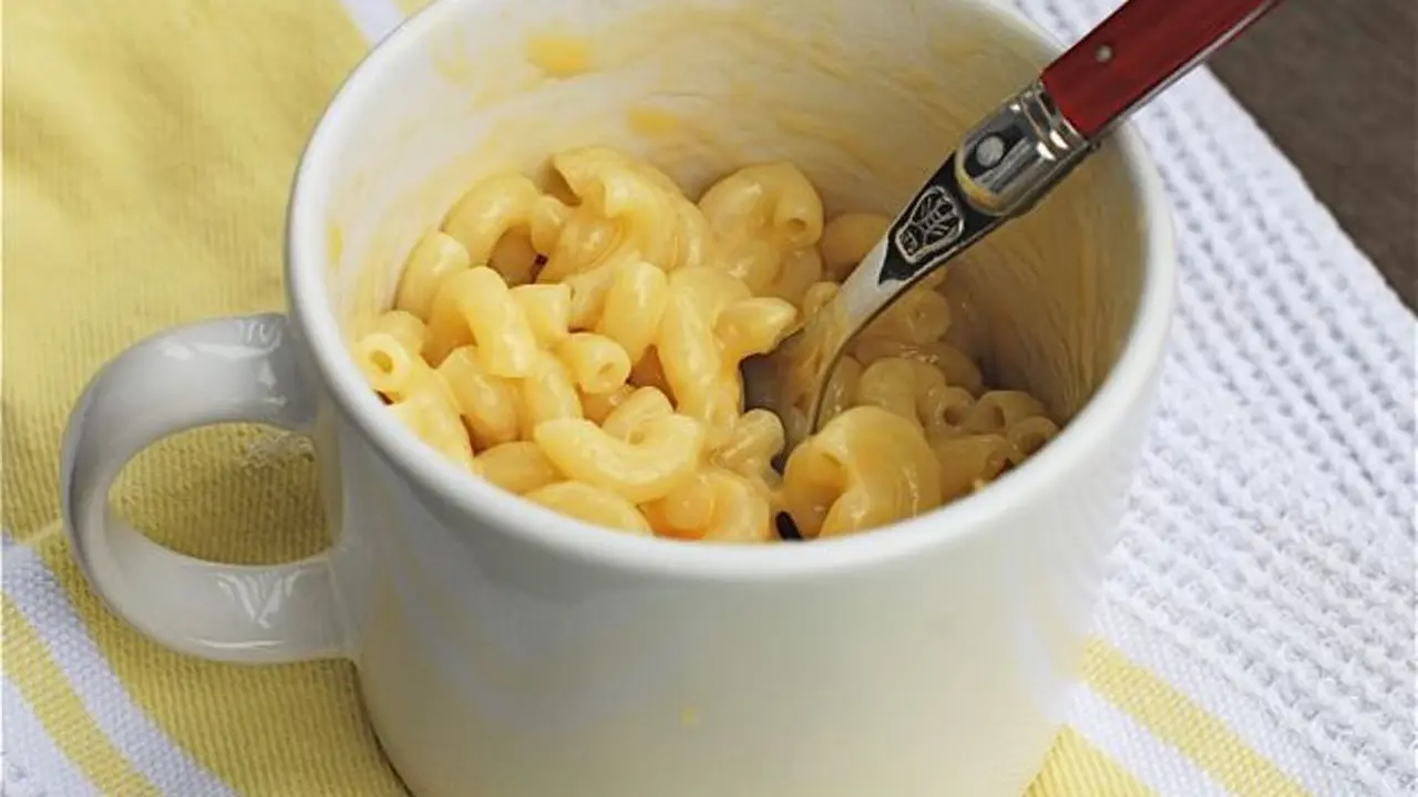 Makaroni Telur Keju, Olahan Pasta Lezat dalam Gelas Mug