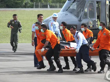 Tim SAR saat membawa jenazah penumpang AirAsia QZ8501 dari helikopter, Pangkalan Bun, Kalteng, Kamis (1/1/2015).  (Liputan6.com/Herman Zakharia)