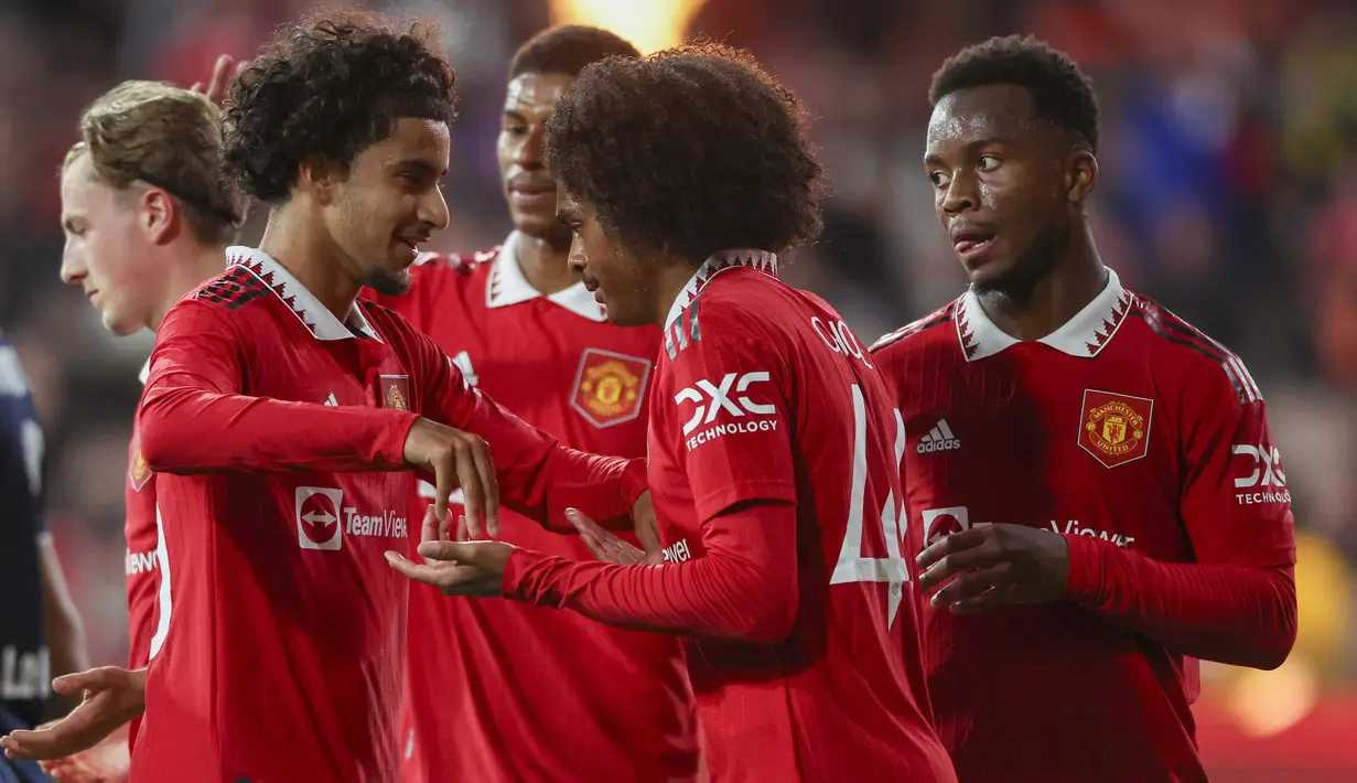 Manchester United berhasil memenangi dua laga awal pramusim 2022/2023, 4-0 menghadapi Liverpool dan 4-1 menghadapi Melbourne Victory. Dalam kedua laga tersebut, selain menurunkan skuat utama, MU juga menurunkan para pemain mudanya yang mengikuti tour pramusim kali ini. Berikut 6 pemain muda yang sempat diturunkan Manchester United dalam kedua laga tersebut. (AP/Asanka Brendon Ratnayake)