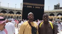 Gelandang MU, Paul Pogba melakukan ibadah Umrah bersama bek Chelsea Kurt Zouma. (Instagram Pogba)