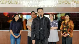 Direktur Amnesty International Indonesia Usmad Hamid memberikan keterangan di Polda Metro Jaya, Selasa (9/7/2019). Kedatangannya untuk menemui Kapolda Metro Jaya Irjen Gatot Eddy Pramono guna mendiskusikan perihal temuan-temuan mereka dalam kerusuhan 21-22 Mei 2019. (Liputan6.com/Immanuel Antonius)