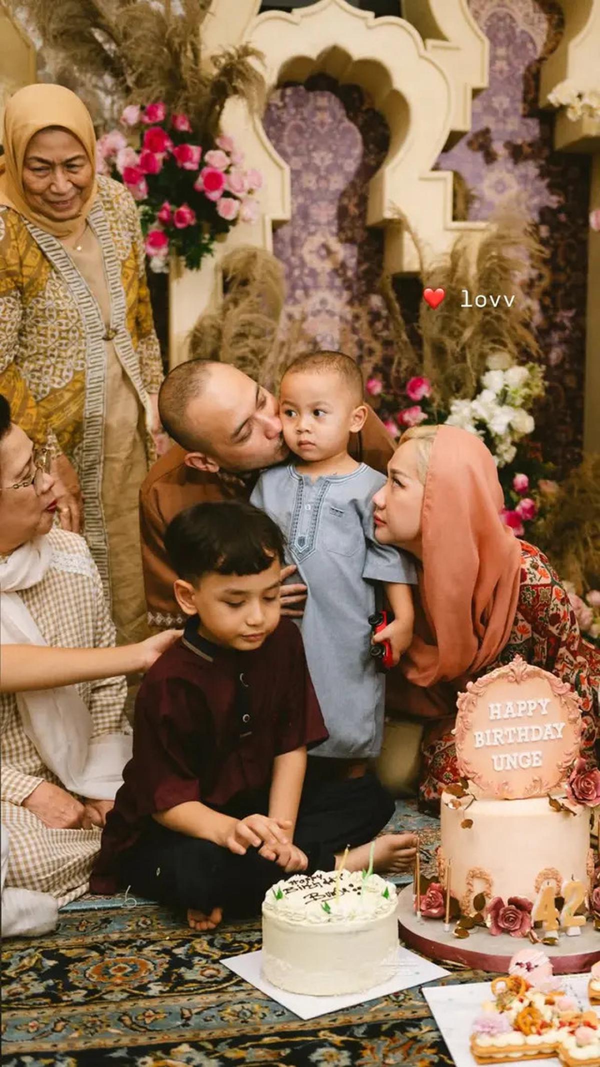 7 Potret BCL Rayakan Ultah dengan Buka Bersama, Dihadiri Ibu Mertua