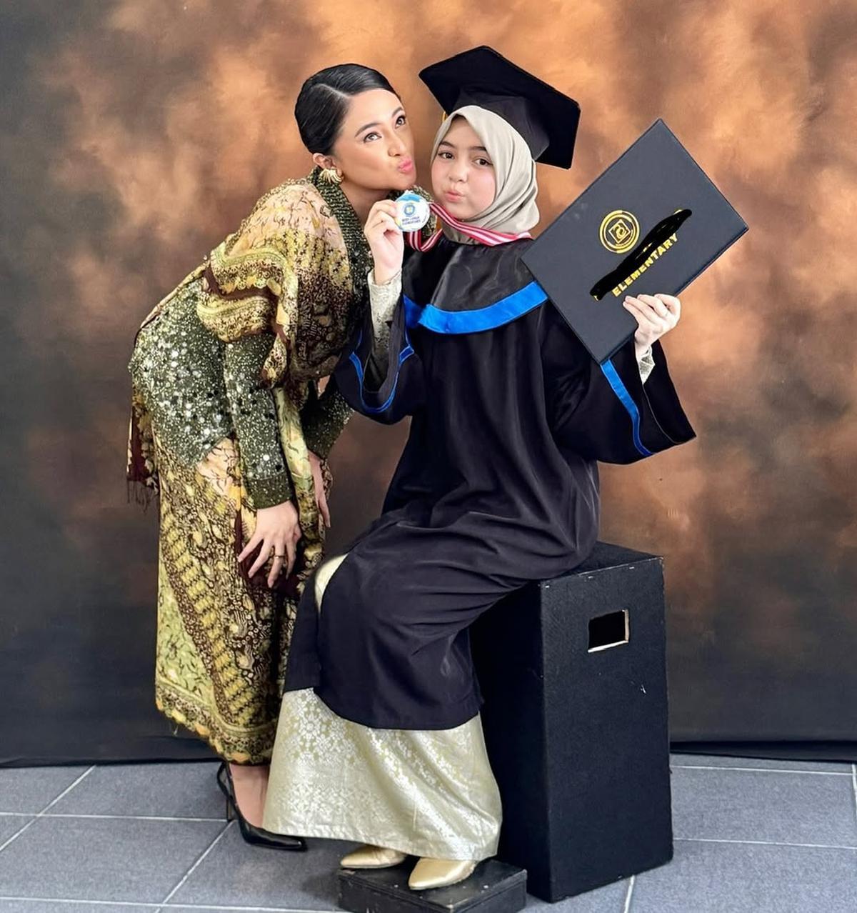 Potret Marshanda Dampingi Sienna Wisuda, Kompak Bareng Nesya Ayu Nabila
