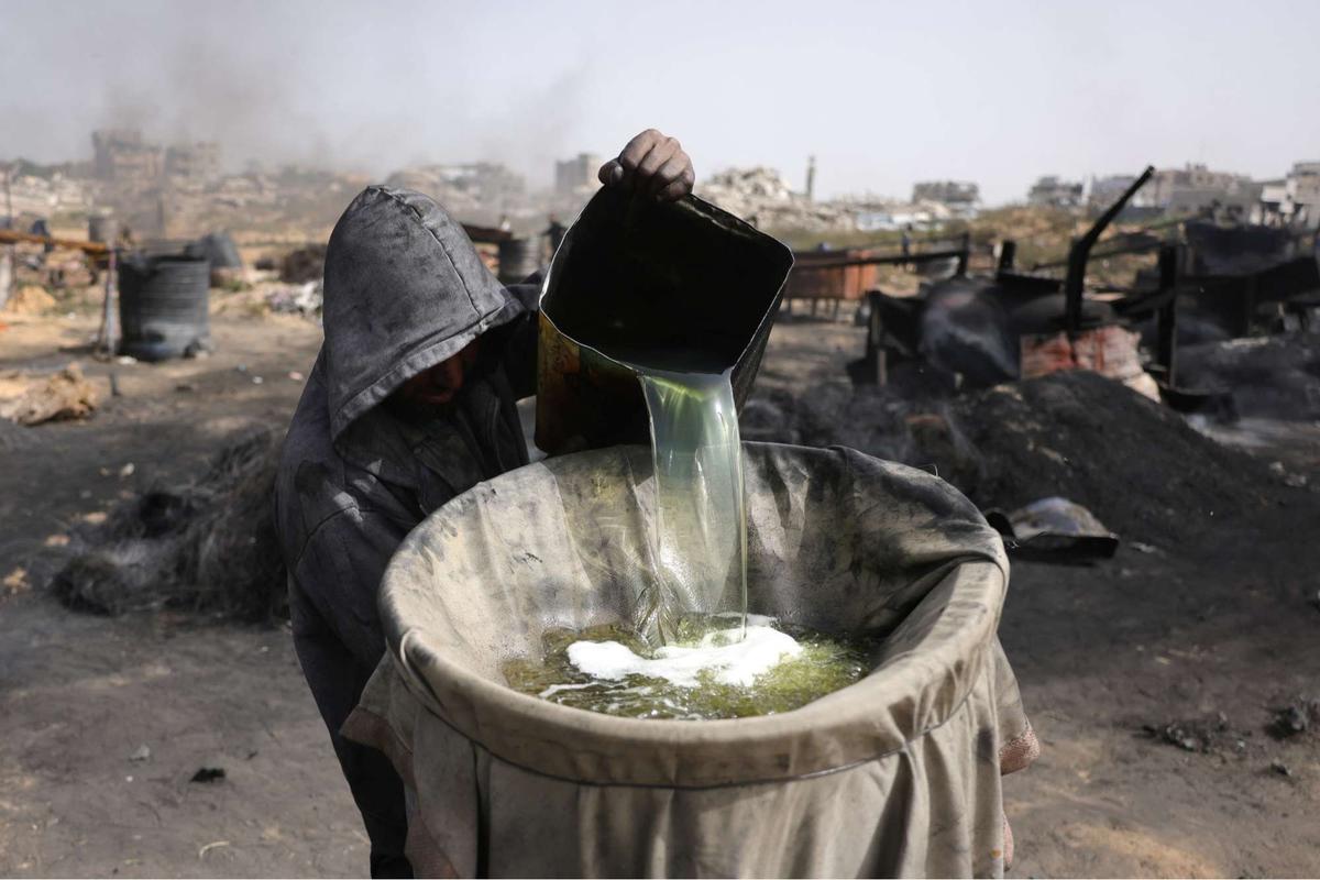 Warga Jalur Gaza Ubah Sampah Plastik Jadi Bahan Bakar