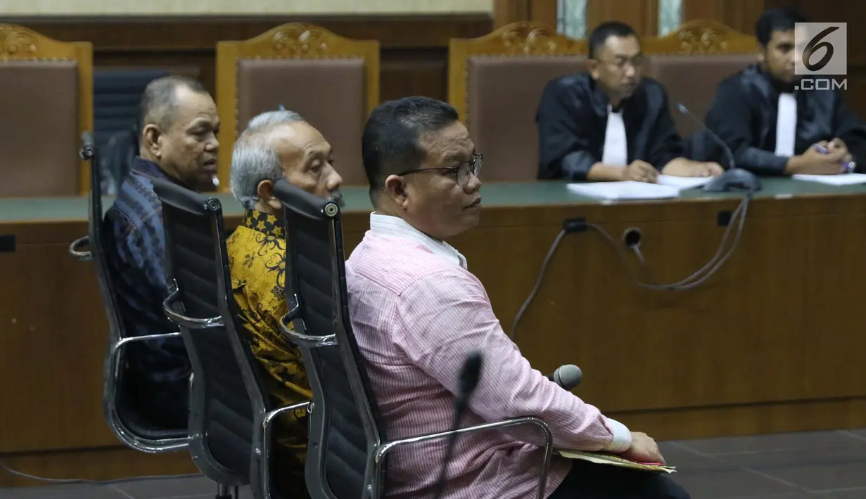 Anggota DPRD Sumut 2009-2014 M Yusuf Siregar, Enda Mora Lubis dan Abu Bokar Tambak (kiri ke kanan) saat sidang dakwaan di Pengadilan Tipikor, Jakarta, Rabu (20/2). Ketiganya didakwa menerima suap dari Gatot Pujo Nugroho (Liputan6.com/Helmi Fithriansyah)