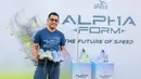 Manager Marketing Specs, Iwan Saktiawan berpose dengan membawa sepatu terbaru Specs, dengan nama Alphaform Elite pada acara Alphaform Experience yang berlangsung di Stadion Madya, Senayan, Jakarta, Jumat (12/07/2024). (Bola.com/Bagaskara Lazuardi)