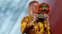 Bintang Lyon dan timnas Norwegia, Ada Hegerberg mencium trofi setelah memenangkan penghargaan Ballon d'Or perempuan 2018 di Paris, Senin (3/12). Hegerberg adalah salah satu dari tujuh pemain dari tim Lyon masuk di antara 15 nominasi. (AP/Christophe Ena)