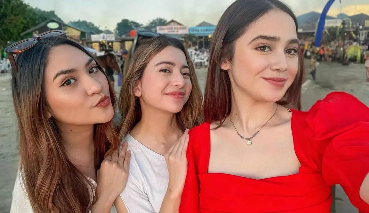 Sedangkan Rizkina Nazar tampil mengenakan atasan putih dan rok bercorak floral yang cantik. [Foto: Instagram/rizkinanazarr]