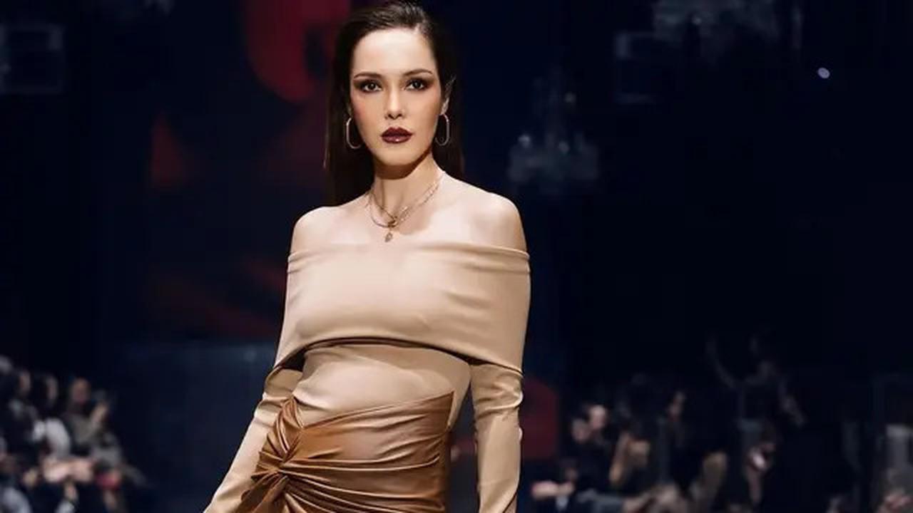 Pesona Memikat Cathy Sharon Berjalan di Catwalk, Tampil Bak Supermodel di Usia 42 Tahun