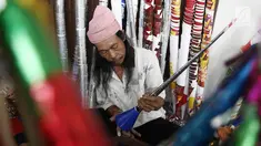 Pengrajin menyelesaikan pembuatan terompet di kawasan Glodok, Jakarta, Selasa (25/12). Menjelang tahun baru terompet konvensional tersebut dijual dengan harga dari Rp 5000 hingga Rp 10.000 tergantung ukuran dan jenisnya. (Liputan6.com/Herman Zakharia)