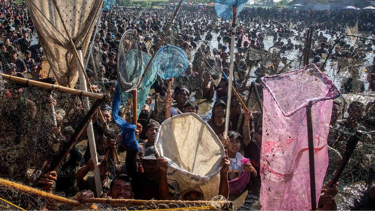 FOTO: Serunya Festival Memet Ikan di Klaten, Ribuan Warga Serbu Embung Gemblegan