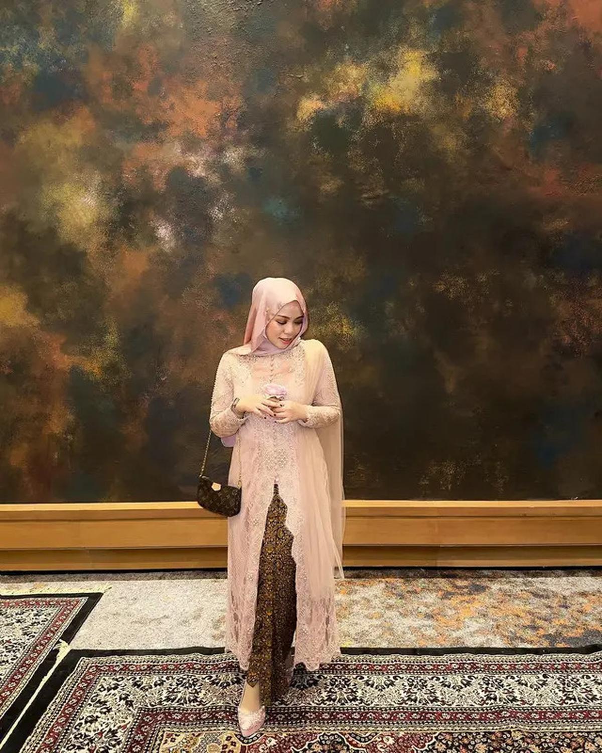 Tampil Menarik dengan Kebaya Aksen Kancing Depan, dari Azizah Salsha hingga Mikha Tambayong
