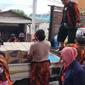 100 Pemuda Pancasila Lumajang membantu korban letusan Gunung Semeru. (Ist)