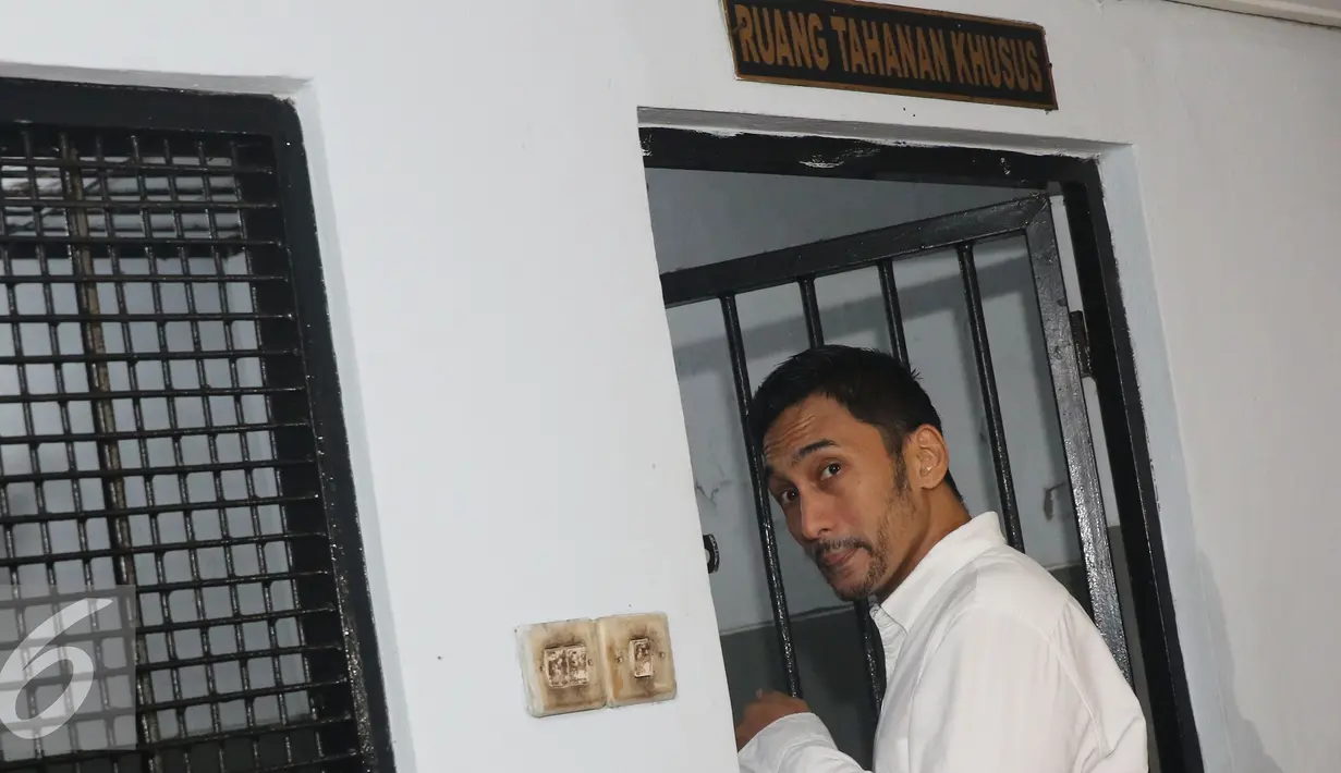 Restu Sinaga memasuki ruang tahanan khusus di Pengadilan Jakarta Selatan, Rabu (9/11). Sidang Restu Sinaga dengan agenda tuntutan jaksa penuntut umum ditunda sampai minggu depan. (Liputan6.com/Herman Zakharia)