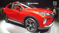 Mitsubishi Motors Corporation memajang Mitsubishi Eclipse Cross pada ajang Tokyo Motor Show ke-45 di Tokyo Big Sight, Jepang, Rabu (25/10). Eclipse Cross adalah kendaraan SUV kompak yang memadukan karakter mobil coupe. (Liputan6.com/Edu Krisnadefa)