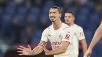 Zlatan Ibrahimovic bereaksi selama pertandingan sepak bola Seri A antara Roma dan AC Milan di stadion Olimpiade Roma, di Roma, Minggu, 31 Oktober 2021. (AP Photo/Gregorio Borgia)