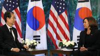 Wakil Presiden AS Kamala Harris dan Perdana Menteri Korea Selatan Han Duck-soo di Tokyo. (AP)