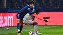 Gelandang Atletico Madrid, Joao Felix, berebut bola dengan gelandang RB Salzburg, Enock Mwepu, pada laga lanjutan Grup A Liga Champions di Red Bull Arena, Kamis (10/12/2020) dini hari WIB. Atletico Madrid menang 2-0 atas RB Salzburg. (AFP/Joe Klamar)