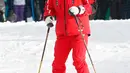 Presiden Rusia Vladimir Putin menuruni lereng gunung saat bermain ski di Krasnaya Polyana dekat resor Laut Hitam Sochi, Rusia, Rabu (13/2). (Sergei Chirikov/Pool Photo via AP)