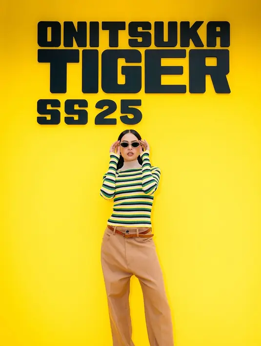 Hadiri Onitsuka Tiger SS25 di Milan Fashion Week, Maudy Ayunda tampil playful dengan baju bernuansa vibrant disertai kacamata hitam dengan gaya khas retro. [@maudyayunda]