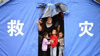 Warga berkumpul di dalam tenda dengan tulisan "Disaster Rescue" setelah gempa bumi magnitudo 4,5  di daerah Luxian di provinsi Sichuan China barat daya, Kamis (16/9/2021). (Chinatopix Via AP)