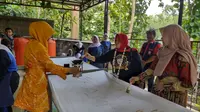 Batik Ciprat Karya Siswa SMKN Jatipuro Diminati Pasar Jerman (Dewi Divianta/Liputan6.com)