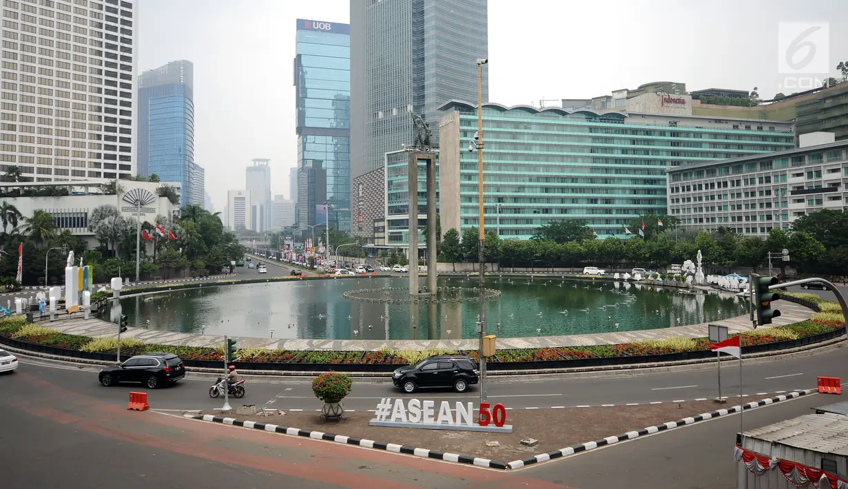 Sejumlah pengendara melintasi kawasan Bundaran Hotel Indonesia, Jakarta, Jumat (1/9). Terkait libur perayaan Idul Adha, sejumlah ruas jalan protokol Ibukota Jakarta terlihat lengang. (Liputan6.com/Helmi Fithriansyah)