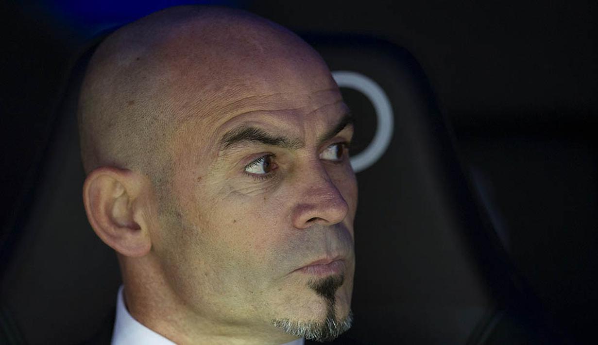 5. Paco Jemez, belum ada prestasi spesial yang pernah diraih pelatih Rayo Vallecano ini. Namun taktik yang dipakainya bersama Rayo mirip dengan timnas Spanyol yaitu possession football. (AFP/Curto De La Torre)
