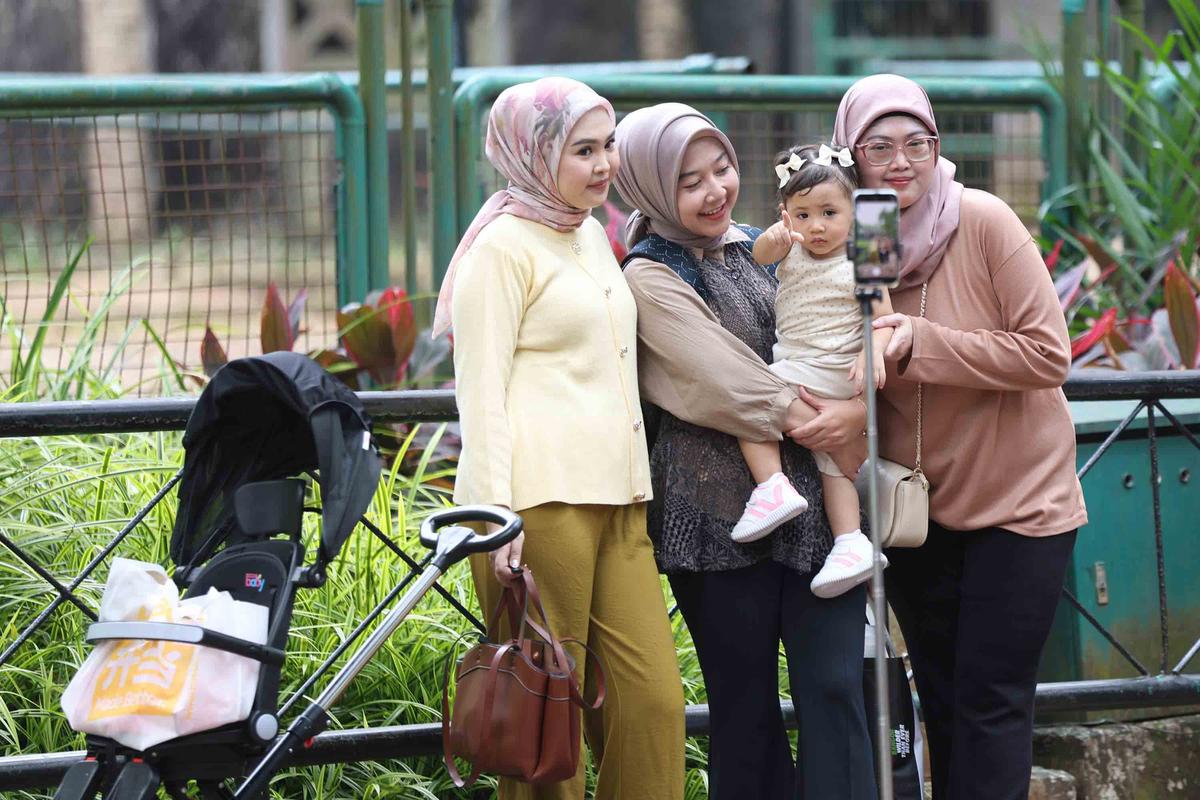 FOTO: Peringatan Maulid Nabi, Ragunan Diserbu Pengunjung