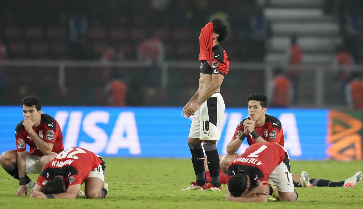Mohamed Salah dkk akhirnya harus mengakui keunggulan Senegal yang memastikan gelar juara usai menang adu penalti dengan skor 4-2 melawan Mesir. (AP Photo/Themba Hadebe)