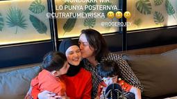 Cut Meyriska mengaku sempat kesusahan mengajak Roger untuk pergi ke restoran tempat kejutan diadakan. Ibu dua anak itu senang, akhirnya kejutan berhasil terlaksana. Dengan penuh kasih sayang, Roger mengucapkan terima kasih kepada sang istri. Ia juga mengecup pipinya bersama sang anak. (Liputan6.com/IG/@yunitatriyana)