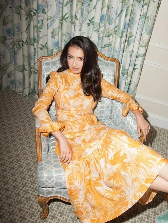 Kali ini, perempuan keturunan Melayu Deli ini tampil feminin dengan dress floral warna orange. (Instagram/ralineshah).