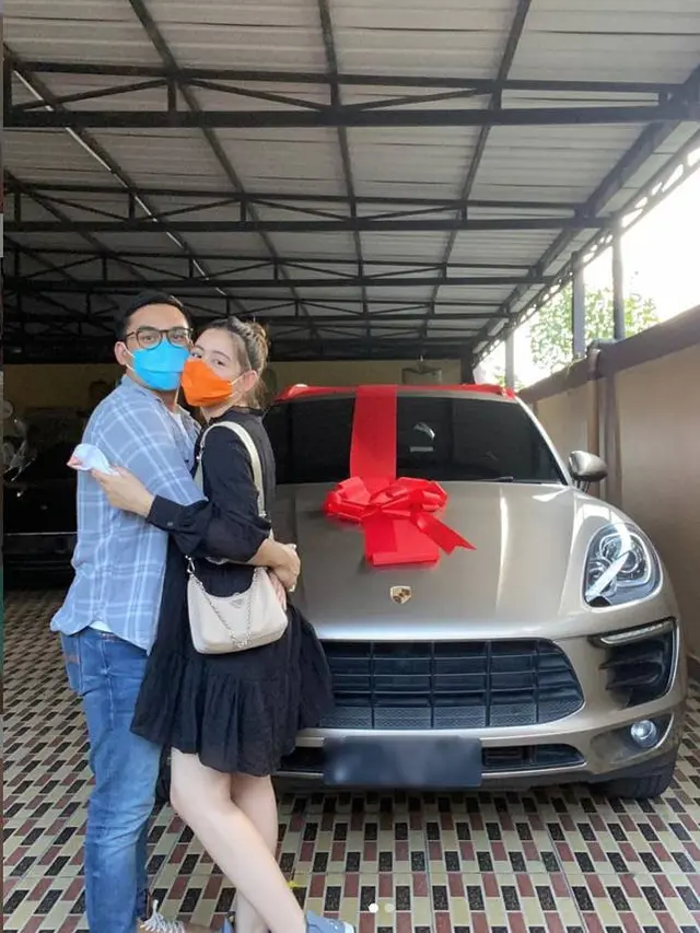 5 Seleb Diberi Hadiah Mobil Mewah oleh Pacar, Harganya Sampai Miliaran