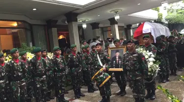 Prajurit TNI mengiringi upacara penyerahan jenazah pengusaha senior Sukamdani Sahid Gitosardjonodari dari keluarga kepada pemerintah di rumah duka, Menteng, Jakarta, Kamis (21/12). (Liputan6.com/Immanuel Antonius)