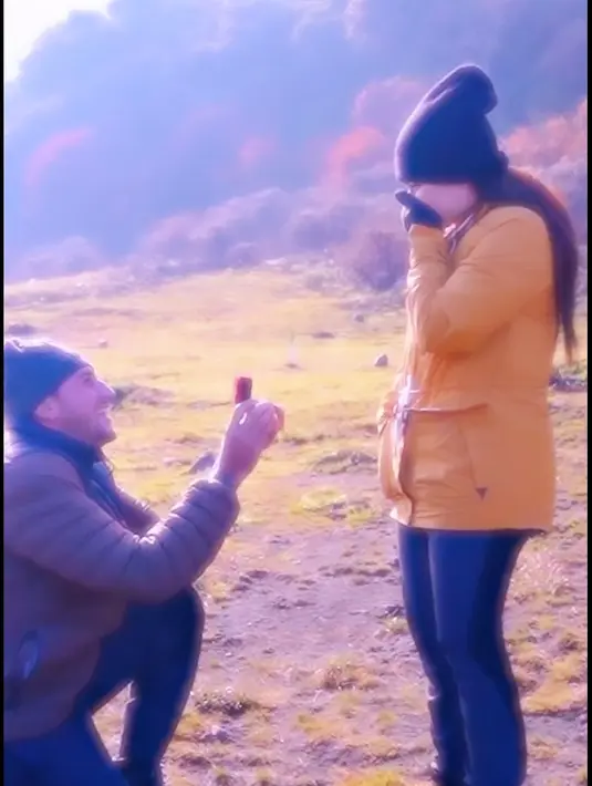 Ladislao tampak berlutut dan menunjukkan cincin untuk melamar Nathalie. “Hah! Do you wanna marry me?” ujarnya membuat Nathalie tampak tersentuh. [Instagram/nathalieholscher]