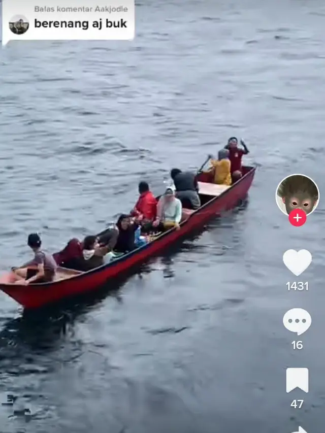 Penjual Wanita Ini Terlambat Turun dari Kapal Karena Asik Berdagang