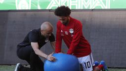 Striker Mesir, Mohamed Salah, mengikuti sesi latihan jelang laga Piala Dunia di Stadion Akhmat, Rusia, Selasa (12/6/2018). Kondisi cedera bahu yang berangsur pulih membuatnya siap tampil di Piala Dunia 2018. (AFP/Karim Jaafar)