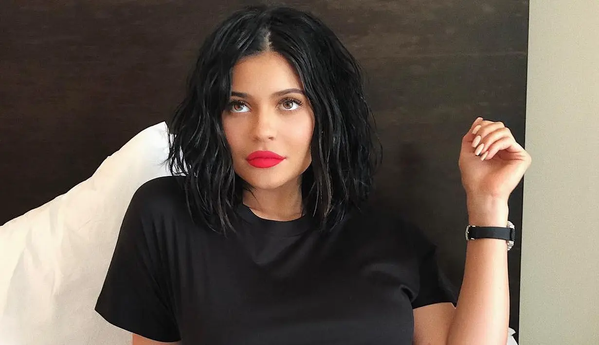 Kylie Jenner memang selalu terlihat stylist kapanpun, di manapun, bahkan saat posting snapchat dan juga Insta Story. (instagram/kyliejenner)