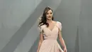 Cantik mengenakan gaun pink, model asal Australia Miranda Kerr berjalan di catwalk ‘Fashion Fest Show, Fall-Winter’ di Mexico (1/9/2011). (Bintang/EPA)