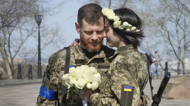 FOTO: Sepasang Tentara Ukraina Menikah dalam Situasi Perang