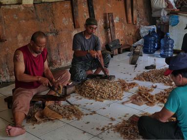 Sejumlah pekerja memotong kulit sapi di di rumah produksi kerupuk kulit rumahan di Katulampa, Bogor, Jawa Barat, Sabtu (17/9/2022). Penyaluran kredit usaha rakyat (KUR) makin membesar tahun depan.  Pemerintah akan menaikkan target penyaluran KUR menjadi Rp 460 triliun di 2023. (Liputan6.com/Angga Yuniar)