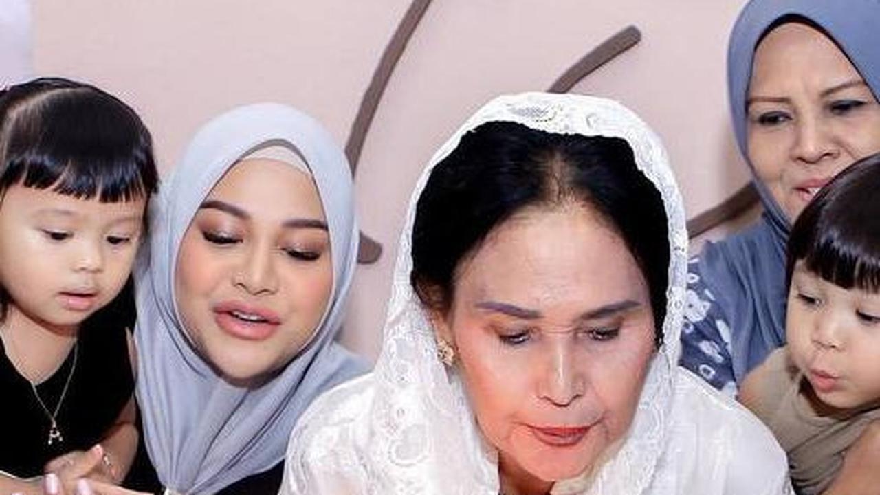 Mulan Jameela Hingga Iis Dahlia, 8 Foto Perayaan Ulang Tahun ke-73 Rochma Widadiningsih