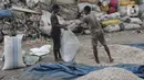 Daur ulang sampah plastik menjadi barang yang lebih bermanfaat dengan mengolahnya menjadi bentuk lain memiliki nilai ekonomis. (merdeka.com/Imam Buhori)
