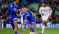 Jude Bellingham dari Real Madrid beraksi di depan Alex Sola dari Getafe saat pertandingan sepak bola La Liga antara Getafe dan Real Madrid di Getafe, Spanyol, Minggu, 19 Oktober 2025. (Foto AP/Manu Fernandez)