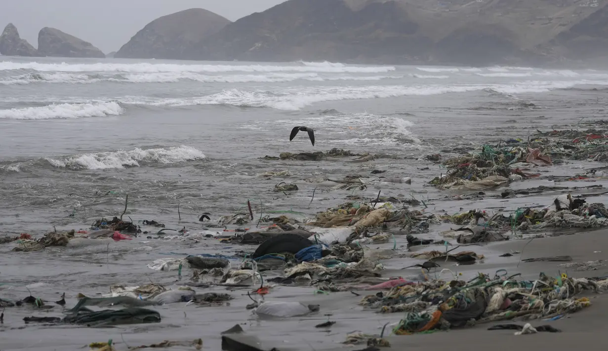 Akibat sampah yang berserakan air pantai berubah warna menjadi coklat karena tercemar. (AP Photo/Martin Mejia)