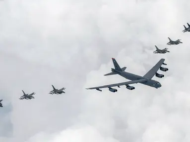 Dalam foto yang disediakan oleh Kementerian Pertahanan Korea Selatan ini memperlihatkan pesawat pengebom Amerika Serikat B-52H (tengah) serta jet tempur F-16 dan jet tempur F-15K Angkatan Udara Korea Selatan (kiri atas dan kanan bawah) terbang di atas Semenanjung Korea saat latihan bersama di Korea Selatan, Kamis (13/7/2023). (South Korea Defense Ministry via AP)