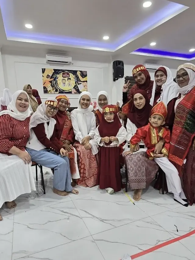 Tampilan Kahiyang Ayu saat Perayaan 17 Agustusan di Sekolah Anaknya