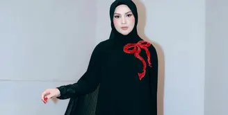 Biasa tampil di layar kaca, Irish Bella coba peran baru sebagai executive producer untuk sebuah film [@_irishbella_]