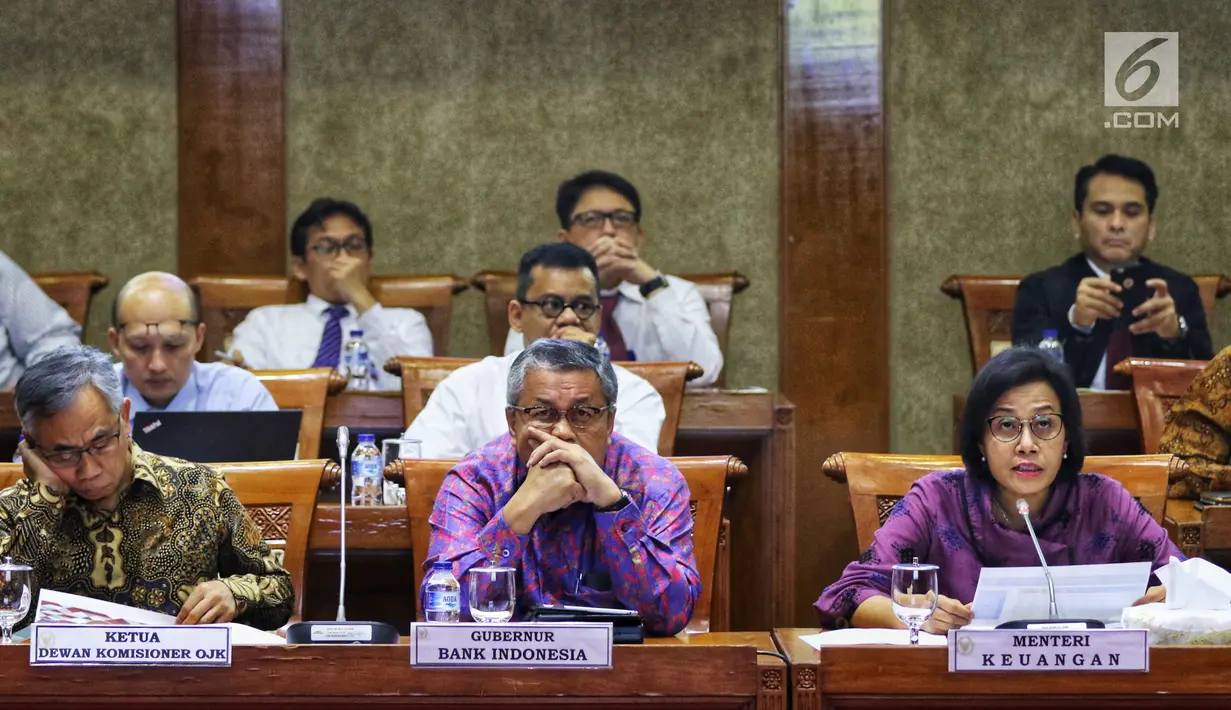 Menteri Keuangan Sri Mulyani Indrawati bersama Gubernur BI Perry Warjiyo dan Ketua Dewan Komisioner OJK Wimboh Santoso mengikuti rapat kerja dengan Komisi XI DPR RI di Kompleks Parlemen, Senin (17/6/2019). Raker itu membahas mengenai asumsi dasar makro dalam RAPBN 2020. (Liputan6.com/Johan Tallo)